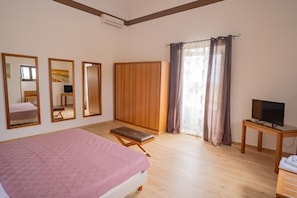 5 bedrooms, WiFi, bed sheets