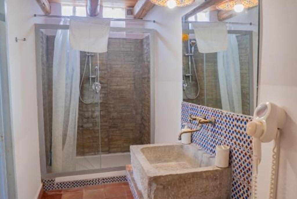 Regadera, secadora de cabello, bidet, toallas 