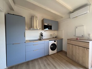 Kühlschrank, Mikrowelle, Herdplatte, Wasserkocher mit Kaffee-/Teezubehör