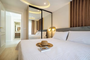 Superior appartement, balkon | Een kluis op de kamer, verduisterende gordijnen, geluiddichte muren
