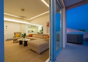 Luxury Penthouse, Sea View | Peti besi dalam bilik, langsir/tirai gelap terus, kalis bunyi