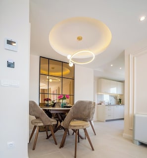 Superior appartement, balkon, uitzicht op zee | Dineren op de kamer