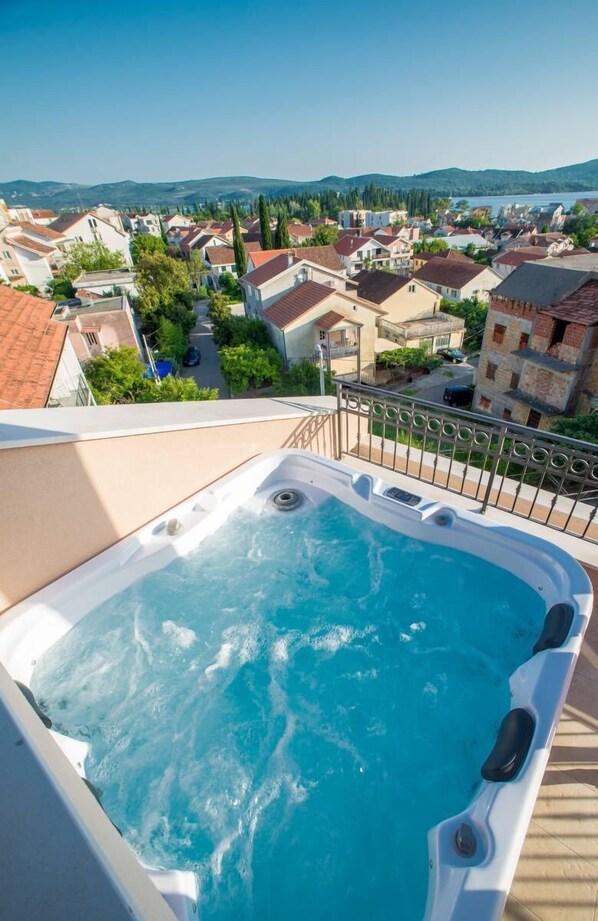 Luxury Penthouse, Sea View | Private spa tub