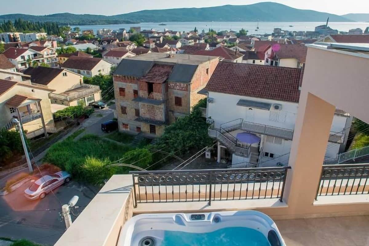 Luxury Penthouse, Sea View | Private spa tub