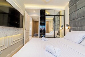 Deluxe Apartment, Balcony, Sea View | Peti besi dalam bilik, langsir/tirai gelap terus, kalis bunyi