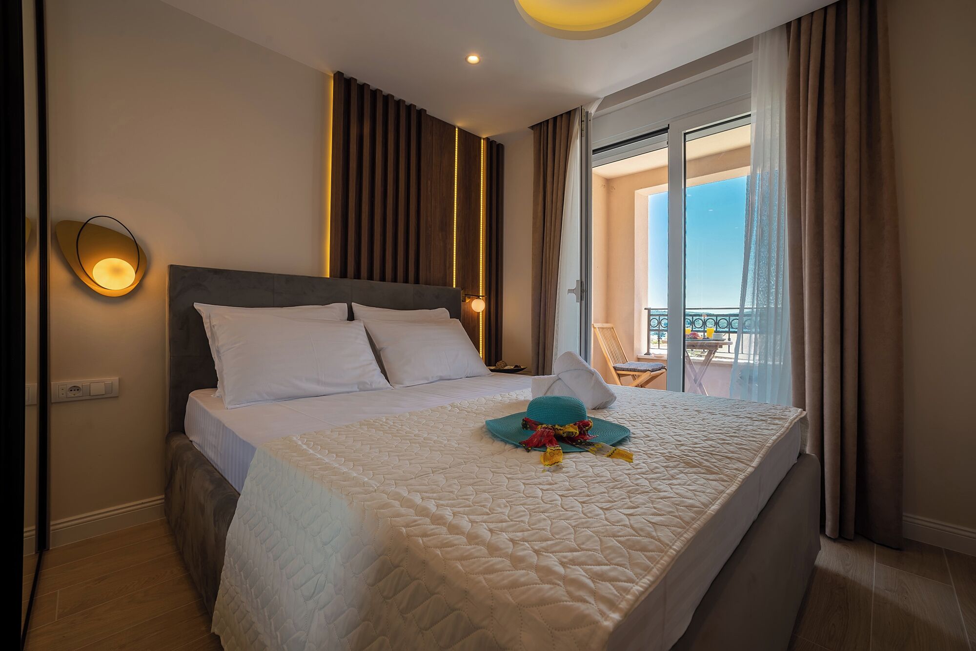 Apartemen Superior, balkon, pemandangan laut | Brankas, tirai kedap cahaya, kedap suara, dan setrika/meja setrika