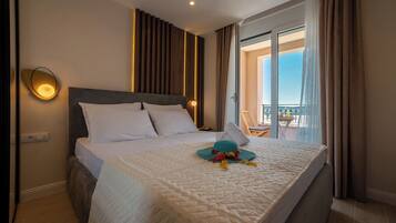 Apartemen Superior, balkon, pemandangan laut | Brankas, tirai kedap cahaya, kedap suara, dan setrika/meja setrika