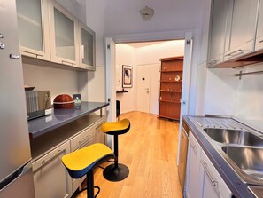 Kühlschrank, Mikrowelle, Ofen, Herdplatte