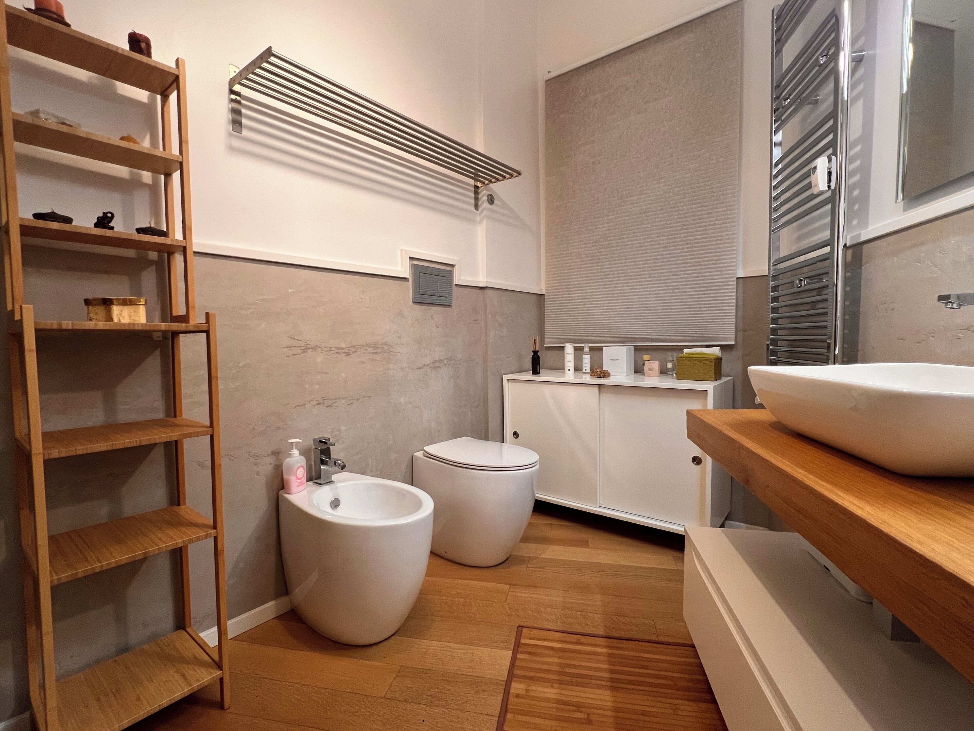 Bruser, hårtørrer, bidet, håndklæder