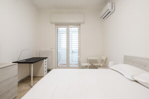 Een strijkplank/strijkijzer, gratis wifi, beddengoed