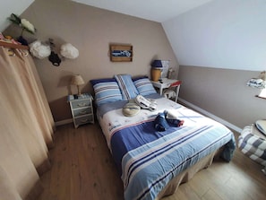 2 habitaciones, escritorio y tabla de planchar con plancha 