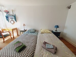 3 soverom, skrivebord, strykejern/-brett og reiseseng for barn