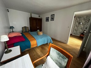 3 chambres, bureau, fer et planche Ă repasser, lit parapluie