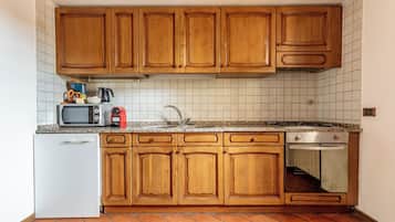 KĂŒhlschrank, Mikrowelle, Ofen, Herdplatte