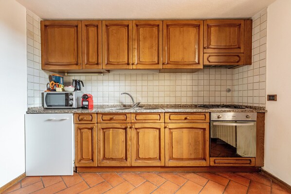 Een koelkast, een microgolfoven, een oven, een kookplaat