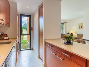 Jääkaappi, mikroaaltouuni, uuni, liesi