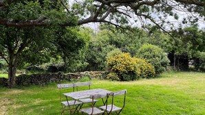 Outdoor dining - Charming quiet house with garden in Kerlard (Groix)