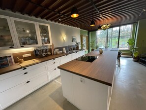 Kühlschrank, Mikrowelle, Ofen, Geschirrspüler