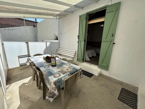 Outdoor dining - 2-Room Holiday House 100m from Beach - Saint-Jean-de-Monts (Saint-Jean-de-Monts)