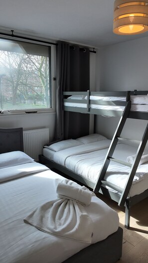 3 habitaciones, tabla de planchar con plancha, wifi y ropa de cama 