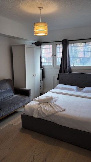 3 chambres, fer et planche à repasser, Wi-Fi, draps fournis