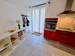 Réfrigérateur, four, plaque de cuisson, lave-vaisselle