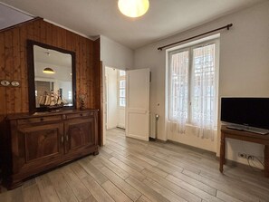 Interior - Quiet 4-Room House, 6 Guests, La Rochelle, Wi-Fi Included (La Rochelle)