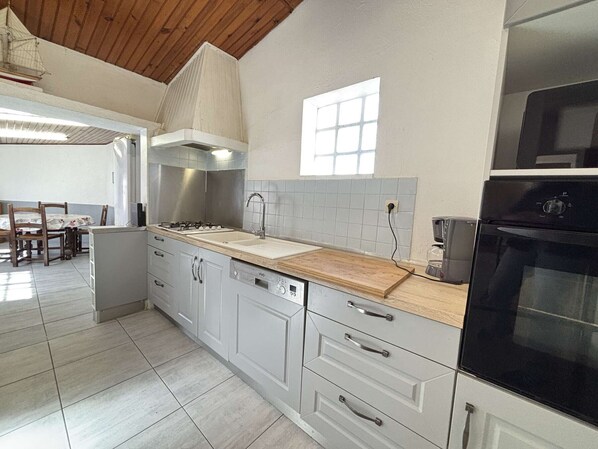 Réfrigérateur, micro-ondes, four, lave-vaisselle