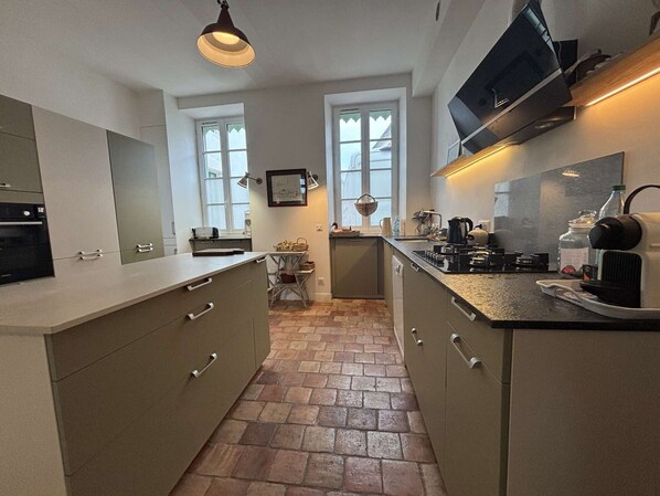 Fridge, oven, dishwasher, toaster - Charming 6-room house, private courtyard, near beach (Saint-Martin-de-Ré)