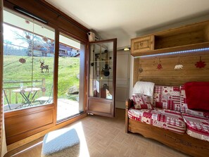 TV, DVD player - 2-bedroom apartment at the ski slopes with indoor pool (Flumet)