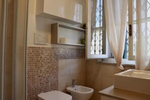 Douche, sèche-cheveux, bidet, serviettes fournies
