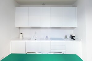 Kokeplater, oppvaskmaskin, kaffetrakter/tekoker og vannkoker