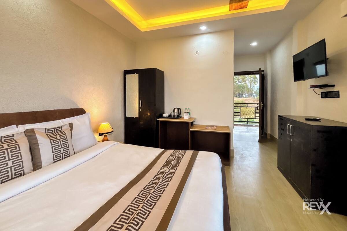 Deluxe Double Room, Balcony | 1 bedroom, desk, free WiFi, bed sheets