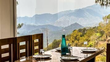 朝食 (ビュッフェ)、毎日提供 (無料)