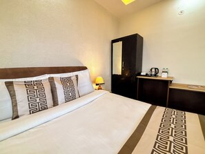 Chambre Standard double, balcon | Bureau, accès au Wi-Fi (inclus), literie fournie