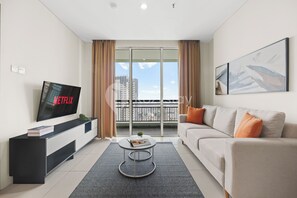 Appartement, 3 chambres, vue ville | Coin séjour | Télévision à écran plat