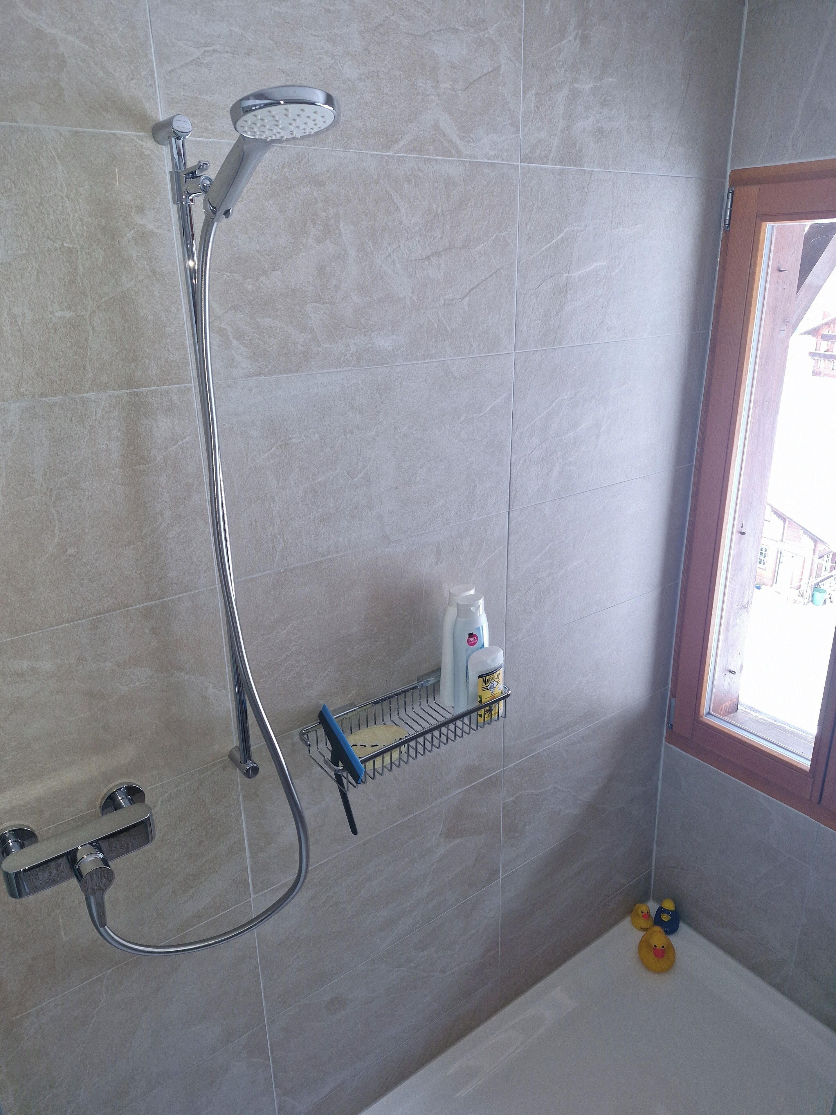 Douche, sèche-cheveux, serviettes fournies, savon