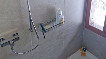 Dusche, Haartrockner, Handtücher, Seife