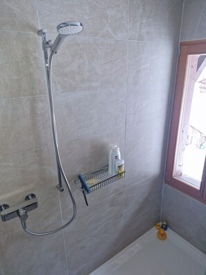 Doccia, asciugacapelli, asciugamani, sapone
