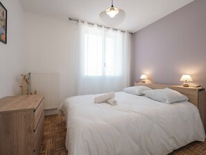 2 bedrooms, iron/ironing board, WiFi, bed sheets
