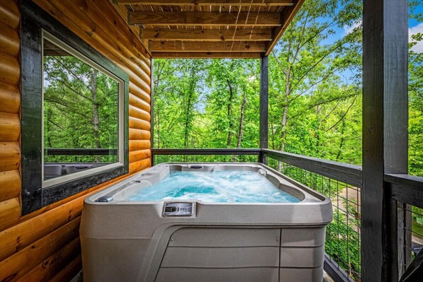Outdoor spa tub