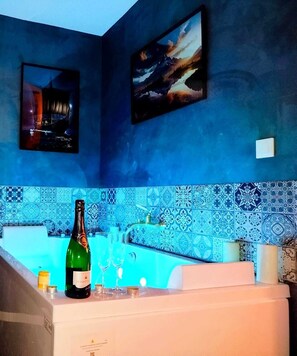 Secadora de cabello, toallas, jabón, papel de baño 