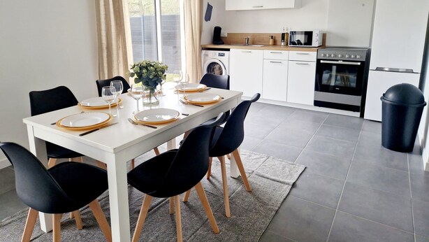 A modern kitchen with white cabinets, a built-in oven, and a microwave. - Single-storey 3-bedroom house with garden in the heart of La Gacilly (La Gacilly)