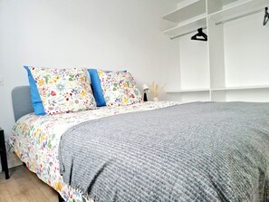 3 habitaciones, tabla de planchar con plancha, wifi y ropa de cama 