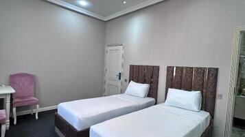 Phòng đôi Tiêu chuẩn, quang cảnh thành phố | Phòng tắm | Vòi sen thủy lực, đồ dùng nhà tắm miễn phí, máy sấy tóc
