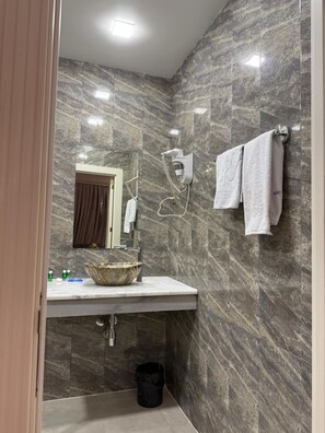 Douche hydromassante, articles de toilette gratuits, sèche-cheveux