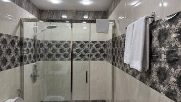 Cabezal de ducha con hidromasaje, artículos de tocador gratuitos