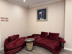Lobby sitting area - Hazz Nemi Hotel (Baku)