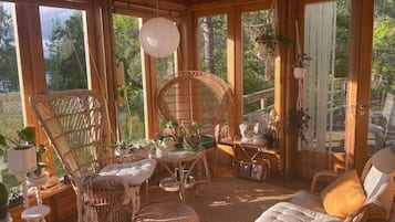 Una chimenea, libros