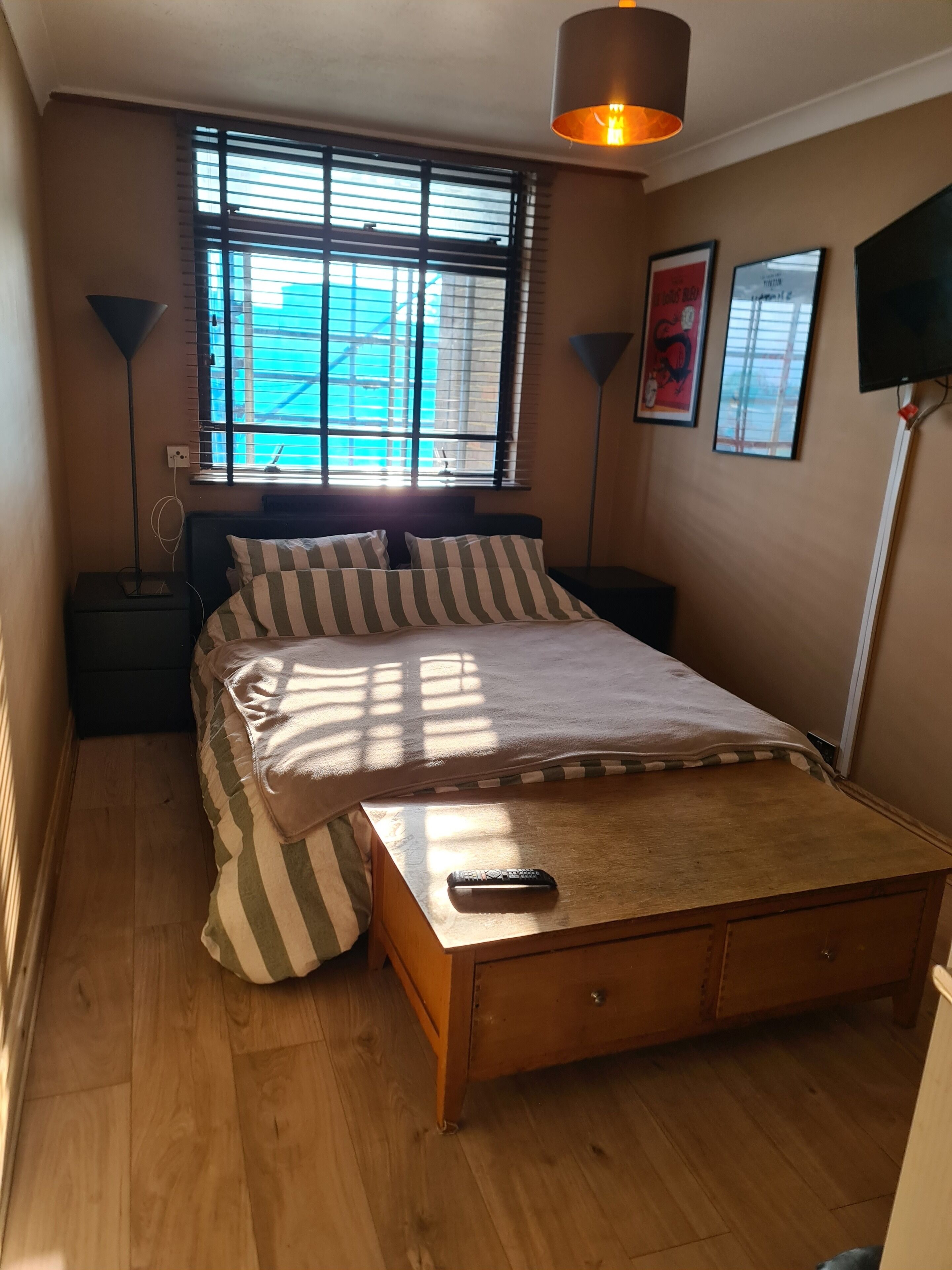 Tabla de planchar con plancha, wifi, ropa de cama